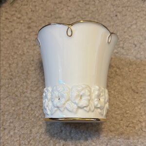 Elegant Cream Vase with Gold Accents LENOX